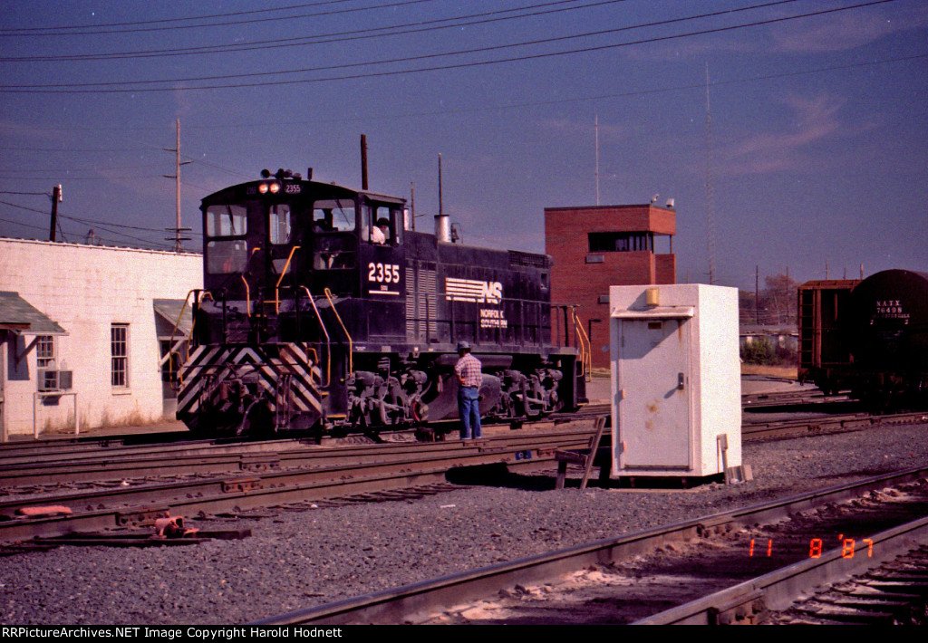 NS 2355 working in Glenwood Yard